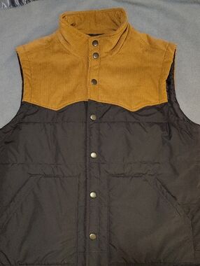 Men's Two-Tone Corduroy  Puffer Vest. NWT. Size medium